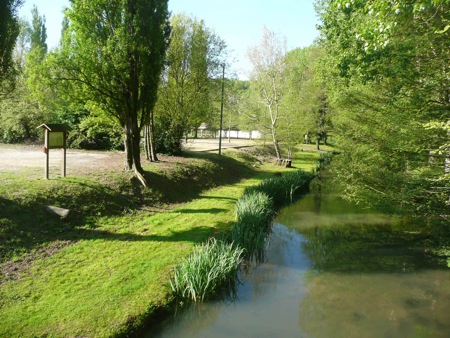 Béruges - Aire de pique-nique près du stade