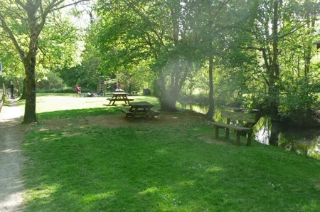 Biard - Aire de pique-nique entre pont et grottes